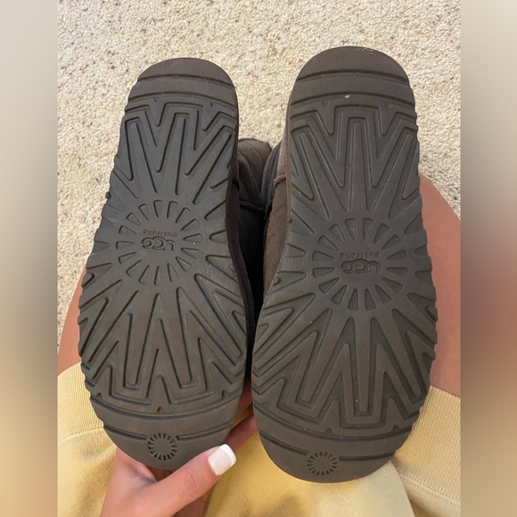 Size 6 Chocolate Brown Uggs - Picture 3 of 5